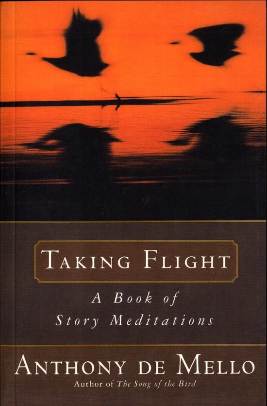 Boek kaft 'Taking Flight A Book of Story Meditations' door Anthony de Mello, met op de achtergrond drie vliegende vogels tegen een oranje zonsondergang.