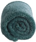 Opgerolde teal fleece deken met een zachte, pluizige textuur.