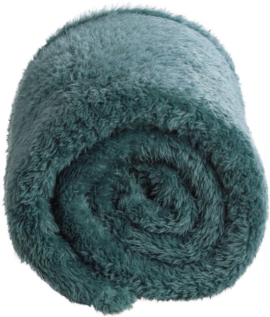 Opgerolde teal fleece deken met een zachte, pluizige textuur.