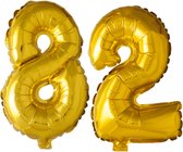 Mega grote XXL gouden folie ballon cijfer 82 jaar. Leeftijd verjaardag 82 jaar. 102 cm 40 inch. Met rietje om ballonnen mee op te blazen.