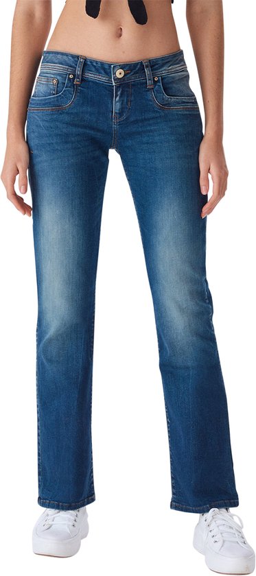 Voorkant van een model in een blauwe bootcut jeans, met open kniezakken en zichtbare stiksels.