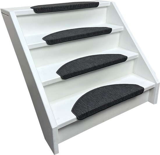 Donkergrijze halvemaanvormige trapmatten met sisal-look textuur op een witte trap.