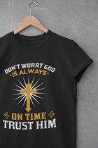 Shirt - Don't worry god is always on time - Wurban Wear | Grappig shirt | Leuk cadeau | Unisex tshirt | Bijbel | Christendom | Koran | God | Godsdienst | Spiritualiteit | Kracht | Zwart