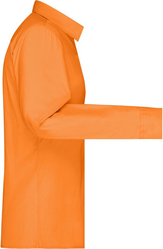 Oranje blouse met lange mouwen, kraag, gezien vanaf de zijkant.