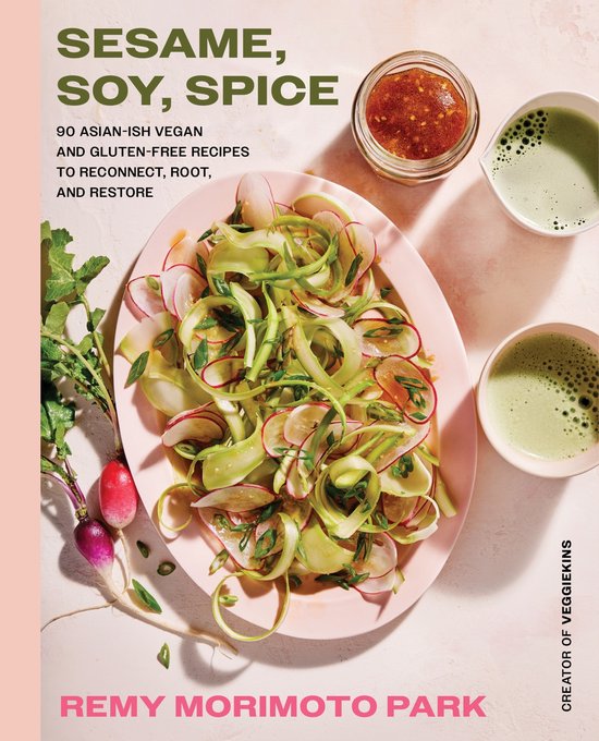Boekomslag: "Sesame, Soy, Spice" met een salade van komkommer, radijsjes en lente-ui. "90 Asian-ish Vegan and Gluten-Free Recipes to Reconnect, Root, and Restore" door Remy Morimoto Park.