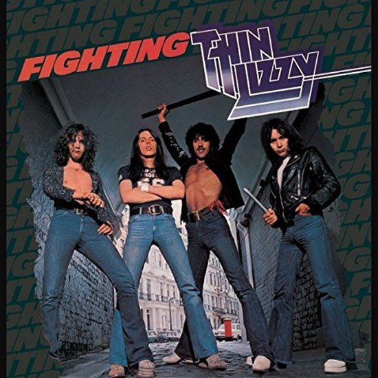 Albumcover "Fighting" van Thin Lizzy met vier mannen in jaren '70 kleding staand in een steeg. Een man heft een staf.