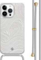 Casimoda® hoesje met grijs koord - Geschikt voor iPhone 14 Pro Max - Abstract Painted Waves - Afneembaar koord - TPU/polycarbonaat - Bruin/beige