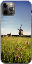 Geschikt voor iPhone 13 Pro hoesje - Een molen met bloemen - Siliconen Telefoonhoesje
