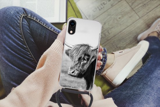 Telefoonhoesje Geschikt voor iPhone XR - Schotse Hooglander - Dieren - Zwart - Wit - Siliconen - Crossbody - Backcover met Koord - Telefoonhoesje met koord - Hoesje met touw