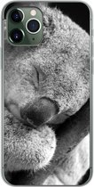 Geschikt voor iPhone 11 Pro hoesje - Slapende koala op zwarte achtergrond in zwart-wit - Siliconen Telefoonhoesje