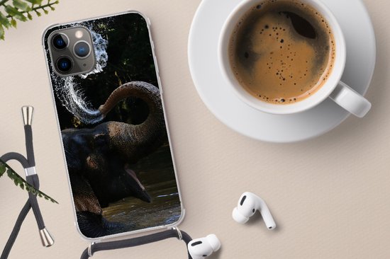 Telefoonhoesje Geschikt voor iPhone 13 Pro - Olifant - Water - Slurf - Dieren - Natuur - Siliconen - Crossbody - Backcover met Koord - Telefoonhoesje met koord - Hoesje met touw Telefoonhoesje