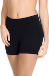 Close-up van een model met zwarte body short.