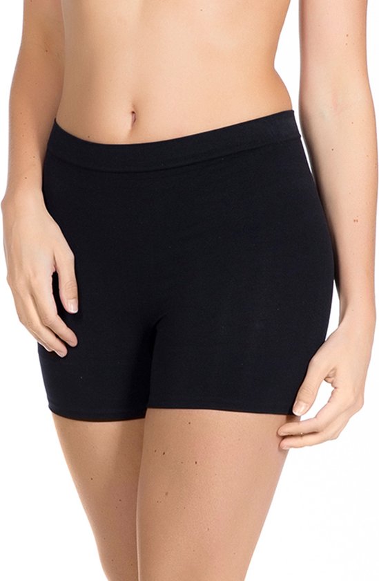 Close-up van een model met zwarte body short.