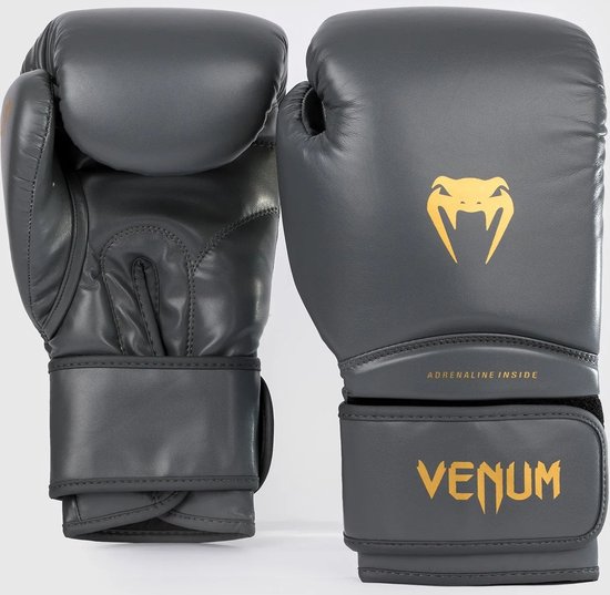 Paar donkergrijze bokshandschoenen met gouden Venum logo's en opschriften.
