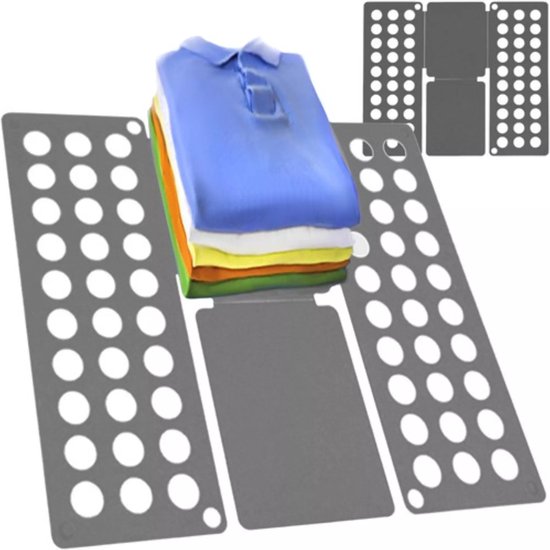 Planche à plier les vêtements grise avec des T-shirts colorés empilés et un polo bleu.