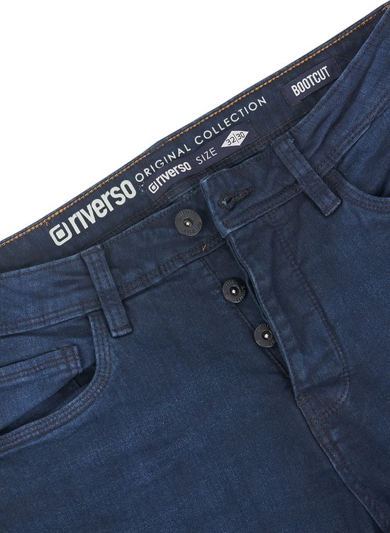 Sluiting met knopen en label met 'riverso ORIGINAL COLLECTION' en 'bootcut' op de spijkerbroek.