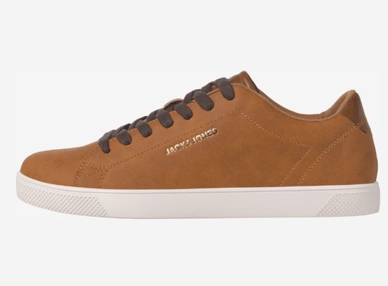 Bruine leren Jack & Jones sneakers, zijkant met opdruk 'JACK & JONES' in zilver.