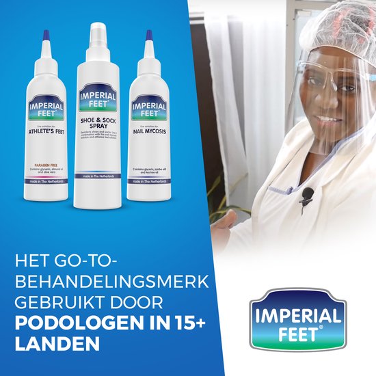 Podoloog met gezichtsmasker en Imperial Feet logo. Producten op de achtergrond.