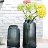 Retro verticale strepen glazen vaas decoratief bloemenarrangement glazen vaas Retro verticale gestreepte glazen vaas voor decoratieve bloemstukken.