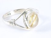 Opengewerkte zilveren ring met gouden rutielkwarts - maat 16