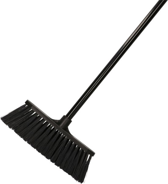 Zwarte bezem met lange steel, op een witte achtergrond.