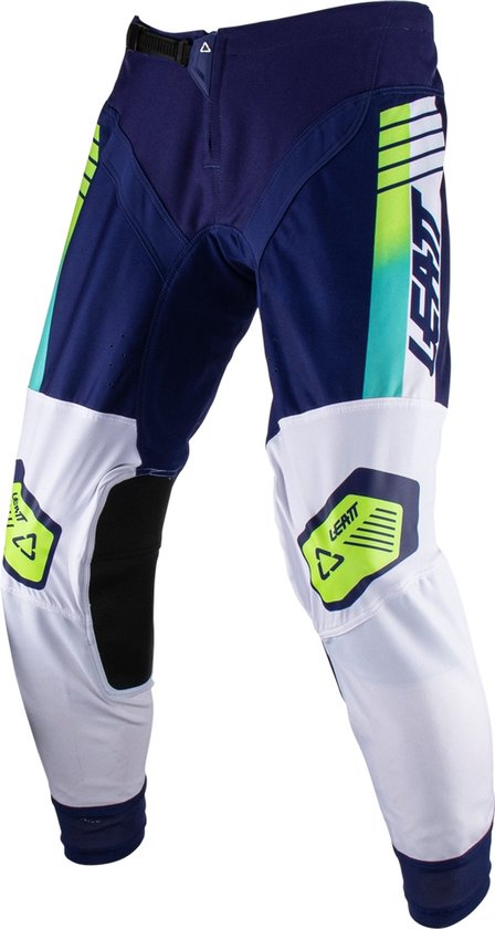 Donkerblauwe Leatt crossbroek met witte panelen, neon accenten, gele logo's en zwarte kniebescherming.