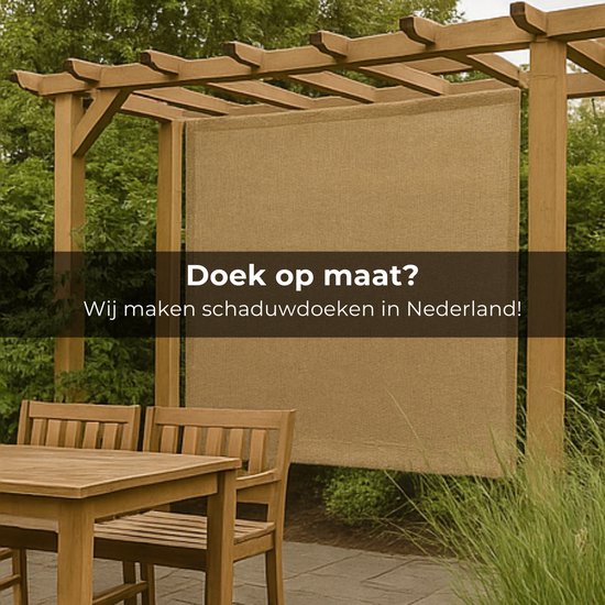 Beige vierkant schaduwdoek hangend aan een houten pergola boven een tuintafel en stoelen. 'Doek op maat? Wij maken schaduwdoeken in Nederland!'