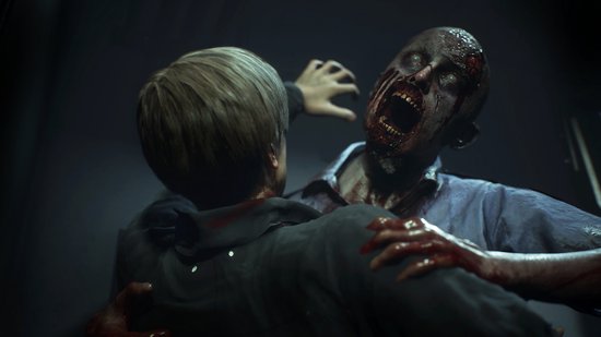 Een zombie met bloedige mond grijpt een politieagent in een donkere ruimte.