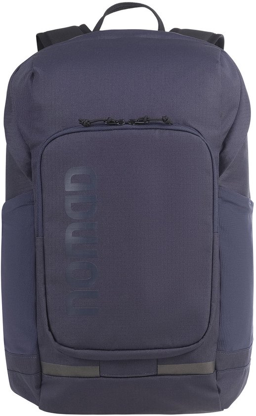 Donkerblauwe rugzak met groot NOMAD logo op de voorkant.
