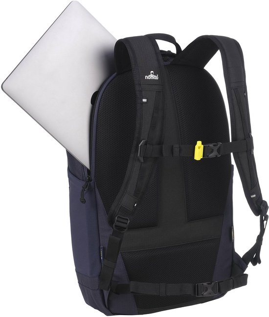 Achterkant donkerblauwe rugzak met een laptop die uit het vak steekt.
