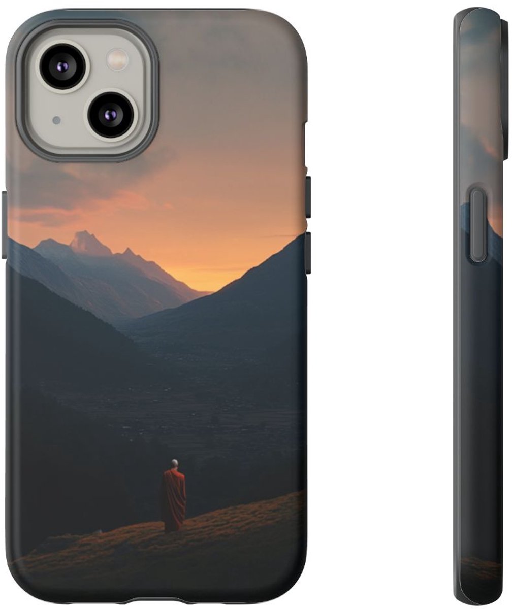 Monnik in Bergdal bij Zonsopkomst – Telefoonhoesje Geschikt voor iPhone 14