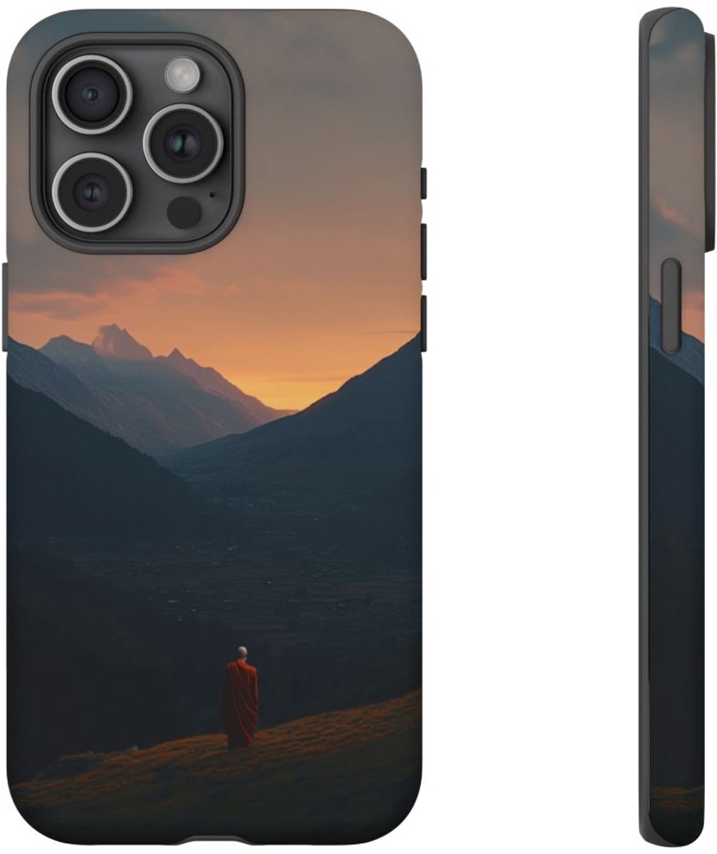 Monnik in Bergdal bij Zonsopkomst – Telefoonhoesje Geschikt voor iPhone 15 Pro Max