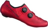 Rode S-PHYRE racefietsschoen met twee zwarte BOA-sluitingen en perforaties op de neus.