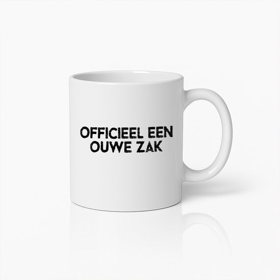 Tasse blanche avec le texte 'OFFICIËEL EEN OUWE ZAK' en lettres noires délavées, sur fond blanc.