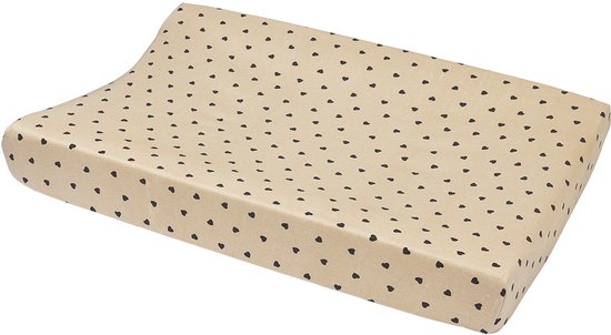 Aankleedkussenhoes met een zandkleurige basis en een patroon van kleine zwarte hartjes.