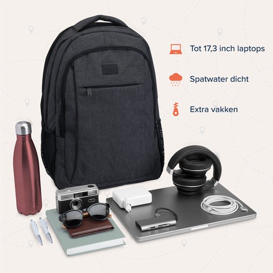 Donkergrijze rugzak met een roze waterfles, zonnebril, camera en laptop. Biedt ruimte aan laptops tot 17,3 inch.