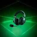 Zwarte Razer gaming headset met microfoon, zwevend in groene laserstralen.