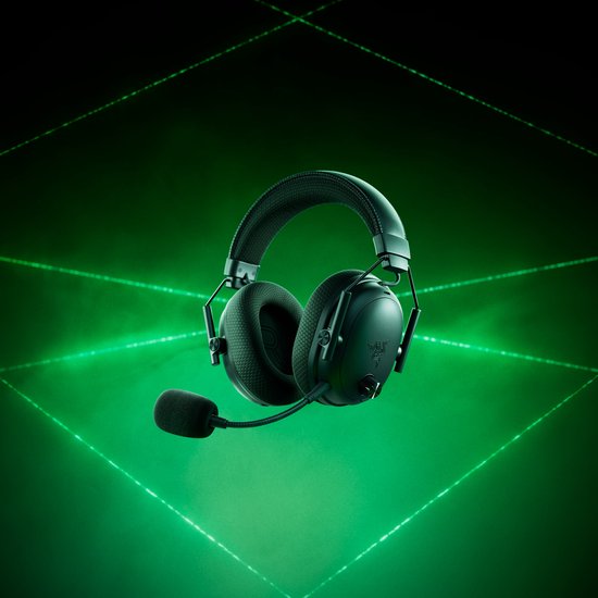 Zwarte Razer gaming headset met microfoon, zwevend in groene laserstralen.