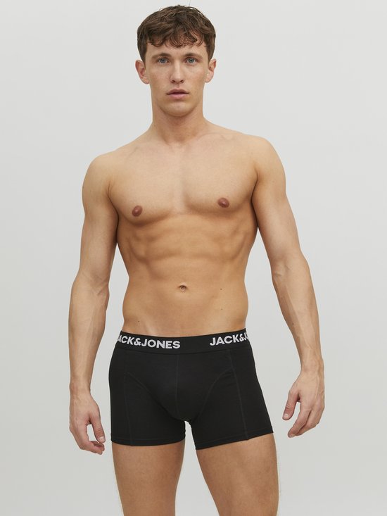 Zwarte Jack & Jones trunks met wit logo op de elastische band.