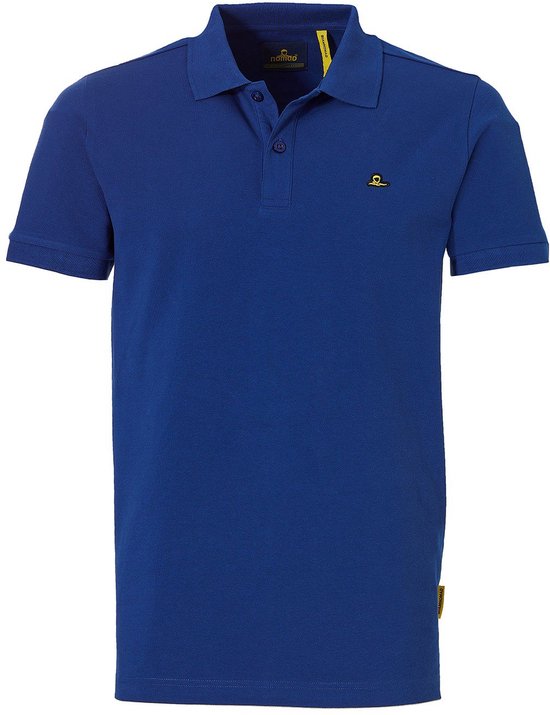 Blauw NOMAD poloshirt met korte mouwen, knopen, kraag en een NOMAD logo.
