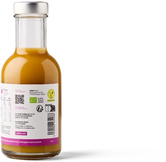 Een fles GIMBER met GIMBER LILLY etiket, in het midden van een witte achtergrond.