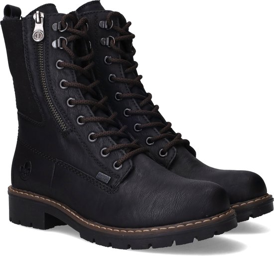 Zwarte Rieker veterboots met veters en rits, opzij bekeken.