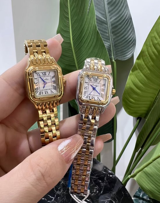 Een vrouw houdt een gouden en een zilverkleurig horloge vast. Beide horloges hebben een vierkante wijzerplaat met Romeinse cijfers.