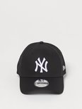 Casquette New Era 9FORTY noire avec logo New York Yankees blanc et étiquette.