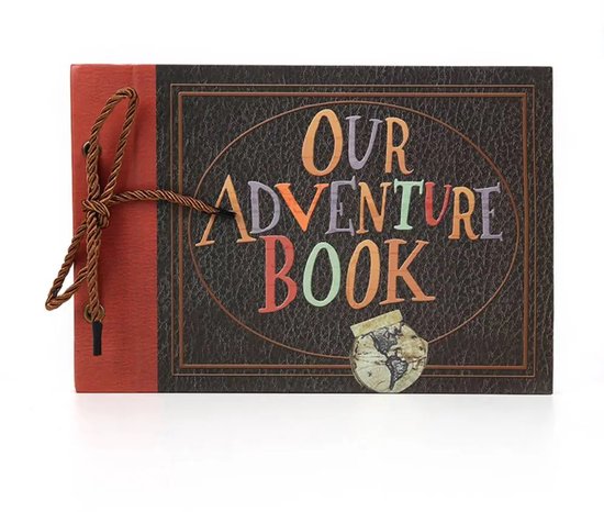 Een rood en zwart plakboek met de tekst 'OUR ADVENTURE BOOK' in kleurrijke letters en een wereldbol afbeelding.