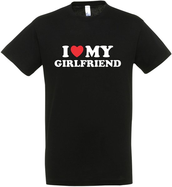 Zwart T-shirt met de tekst 'I ❤️ MY GIRLFRIEND' in witte letters en een rood hart.