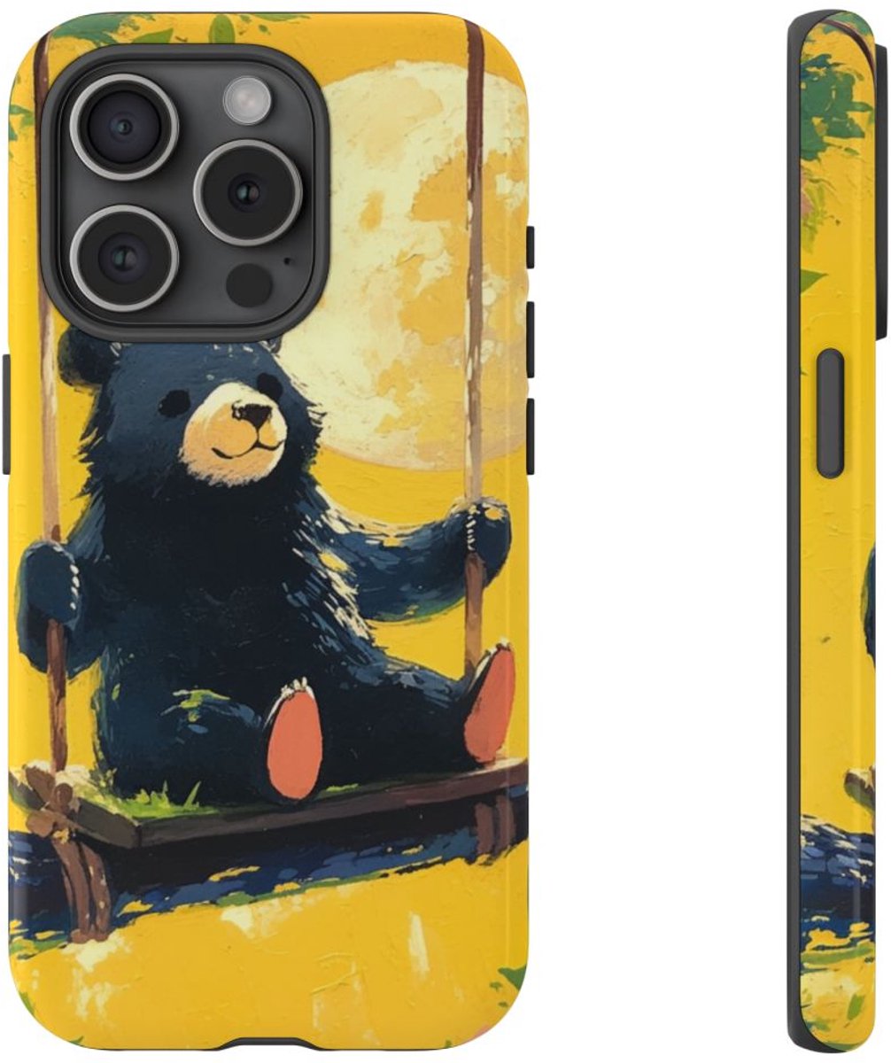 Zwarte Beer op Schommel met Maan – Telefoonhoesje Geschikt voor iPhone 15 Pro