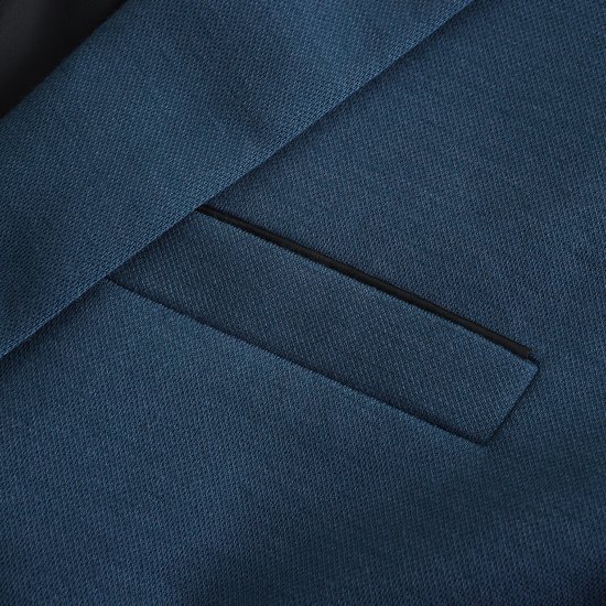 Detail van een binnenzak met zwarte bies op een blauwe blazer.