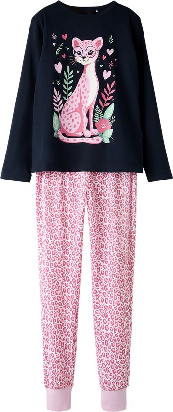 Ensemble de pyjama bleu foncé avec un chat rose à lunettes et des plantes sur le haut et un imprimé léopard sur le pantalon.