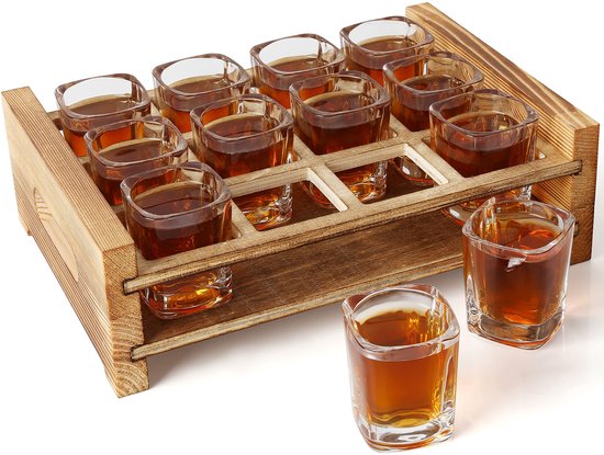 Een houten dienblad met 12 vierkante shotglaasjes, gevuld met amberkleurige vloeistof, twee glaasjes staan ernaast.